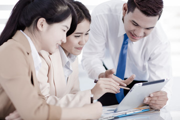 Obraz premium Business people discussing the charts and graphs showing the res