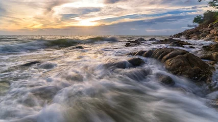 Photo sur Plexiglas Eau Paysage marin avec la roche et la lumière du coucher du soleil
