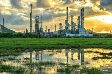 Fototapeta na wymiar Refinery plant with the sun light and water reflection