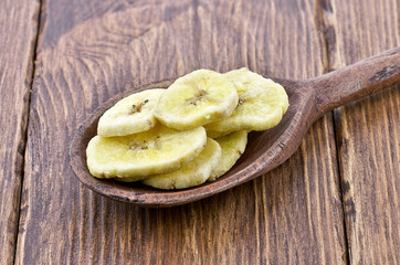 Suszone banany na drewnianej łyżce