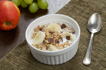 Schokoladen Müsli mit Früchten