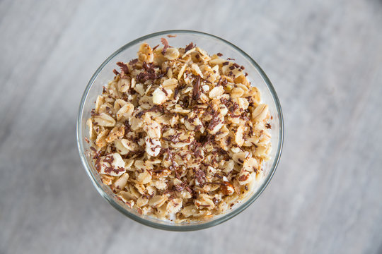 Yogurt and oat dessert