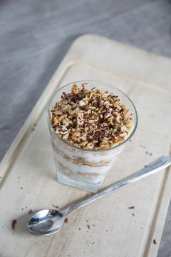 Yogurt and oat dessert