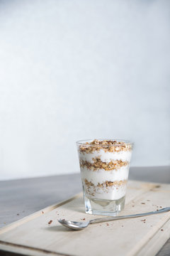 Yogurt and oat dessert