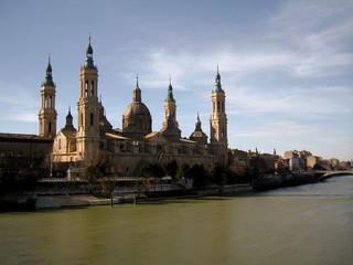 Fototapeta premium Puente de Piedra, Basilica de Nuestra Señora del Pilar
