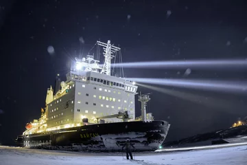Photo sur Plexiglas Arctique humain vs brise-glace