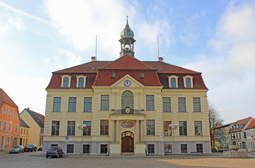 Fototapeta premium Teterow: Neubarockes Rathaus (1910, Mecklenburg-Vorpommern)