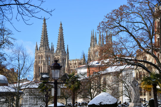 catedral de burgos sobre los tejados del paseo del espolon