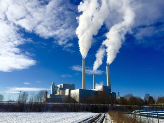 Heizkraftwerk neben Solaranlage im Winter
