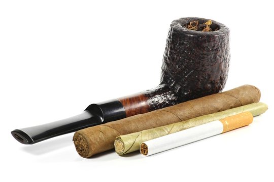 Zigarre, Zigarillo und Zigarette isoliert auf weißem Hintergrund Photos
