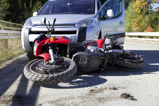 Verkehrsunfall mit einem Auto und einem Motorrad