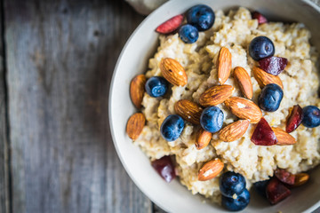 Oatmeal with berries and nuts