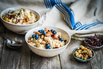 Oatmeal with berries and nuts