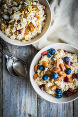 Oatmeal with berries and nuts