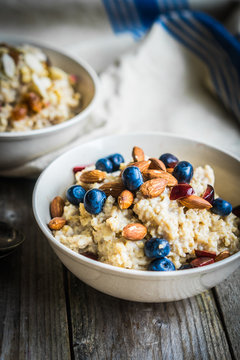 Oatmeal with berries and nuts