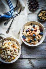 Oatmeal with berries and nuts
