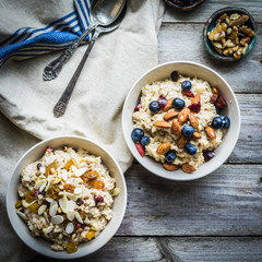 Oatmeal with berries and nuts