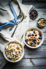 Oatmeal with berries and nuts
