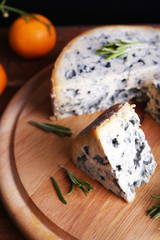 Blue cheese with sprigs of rosemary and oranges