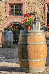 Großes Holzfass auf einem Weingut