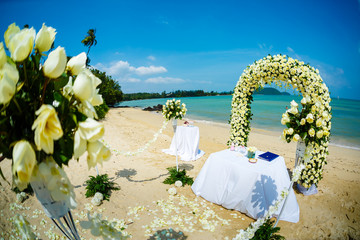 The wedding tseromoniya on the seashore in Thailand
