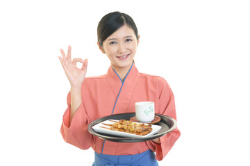 料理を運ぶ女性