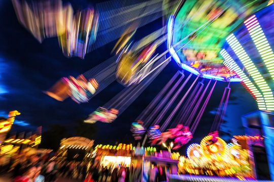 Traditionelles Kettenkarussell bei Nacht