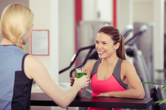 frau trinkt ein sportgetränk im fitness-club