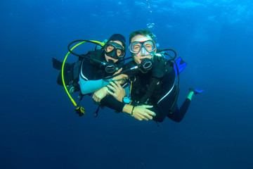 Fototapeta na wymiar Happy couple scuba diving together