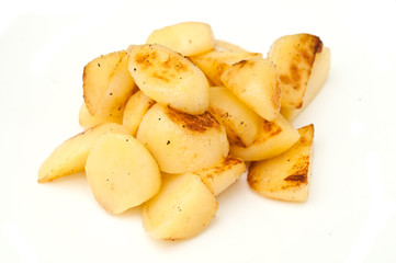 Pommes de terre sautées sur fond blanc