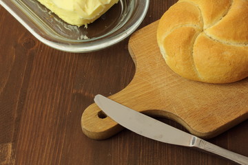 Cutting board with bun
