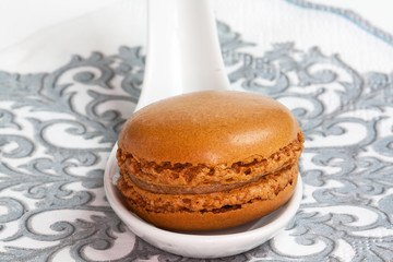 Macaron présenté sur cuillère