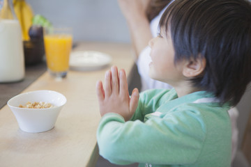Obraz na płótnie Canvas 朝食を食べる男の子