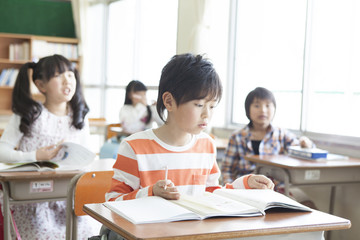 教室で勉強する小学生