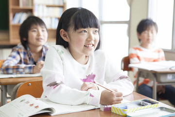 教室で勉強する小学生
