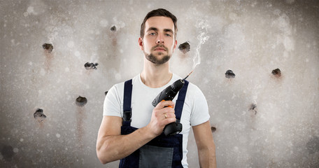 Heimwerker mit Bohrer
