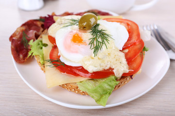 Sandwich with poached egg, tomato and bacon