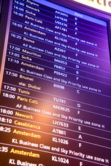 Obraz premium Flight arrival and departure sign board in airport