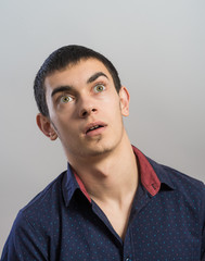 Obraz premium Portrait of a surprised young man