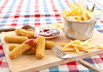 Pommes und Mozzarella Sticks