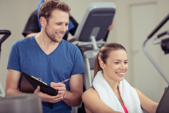 trainer im fitness-studio notiert daten