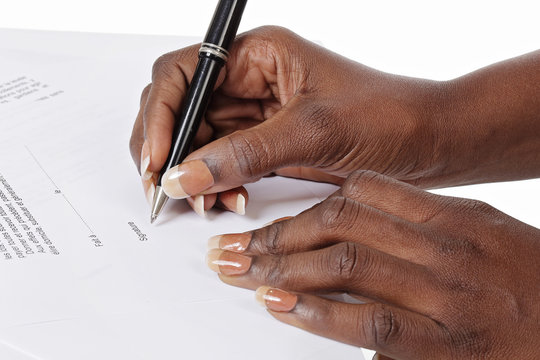 femme noire signant contrat