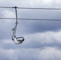 Obraz premium Chair lift and overcast gray sky