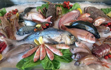 Foto op Plexiglas grote witte zeebrasem veel zeevissen in de italiaanse restaur © ChiccoDodiFC