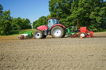 Obraz premium Getreidesaat, Schlepper mit Packerwalze und Drillmaschine