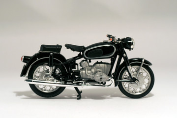 Fototapeta na wymiar Motocicleta antígua aislada en blanco