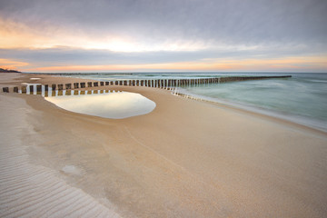 Fototapeta na wymiar Morze, plaża o wschodzie słońca
