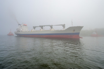 Statek wchodzi do portu, Gdansk, Polska