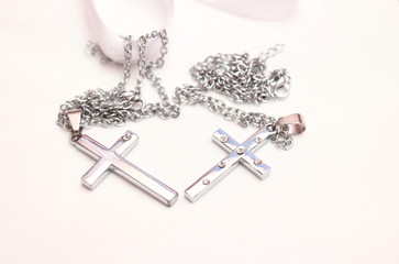 Silberne Halskette mit einem Kreuz