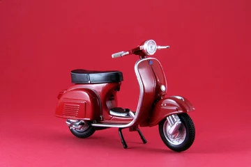 Poster Oude rode scooter geïsoleerd op rood © jiortola